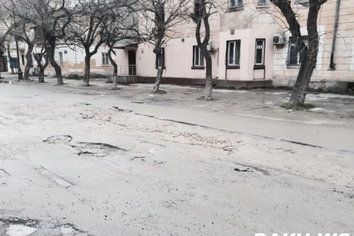 В центре Баку дороги превратились в непреодолимый полигон