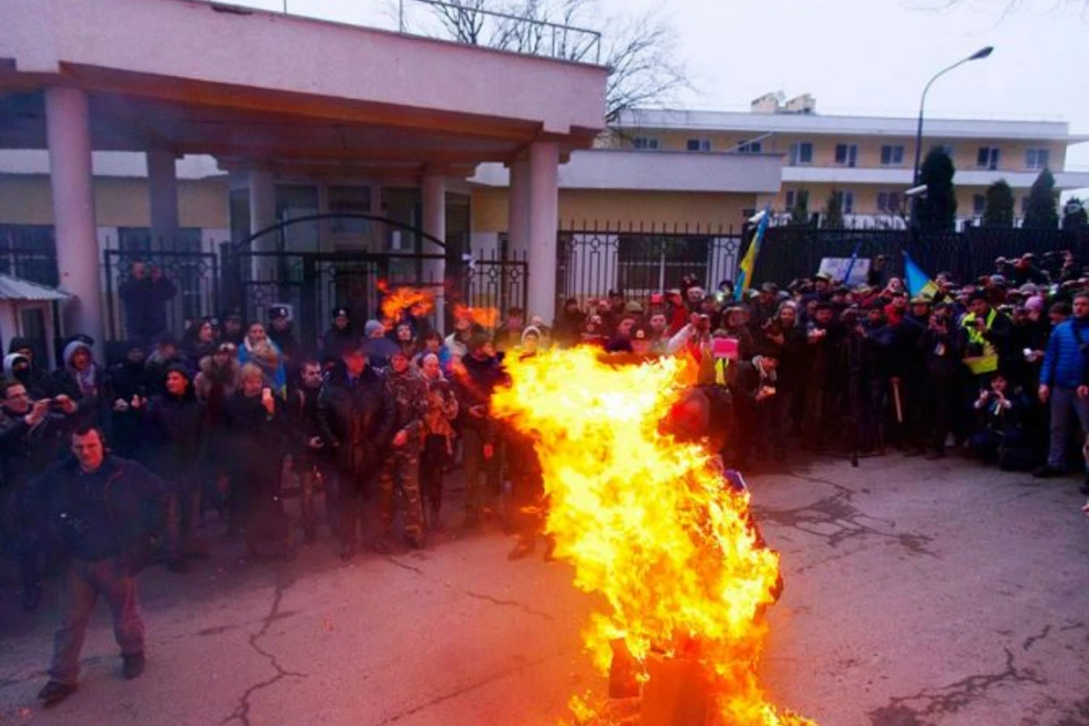 В Баку сожгли полицейского