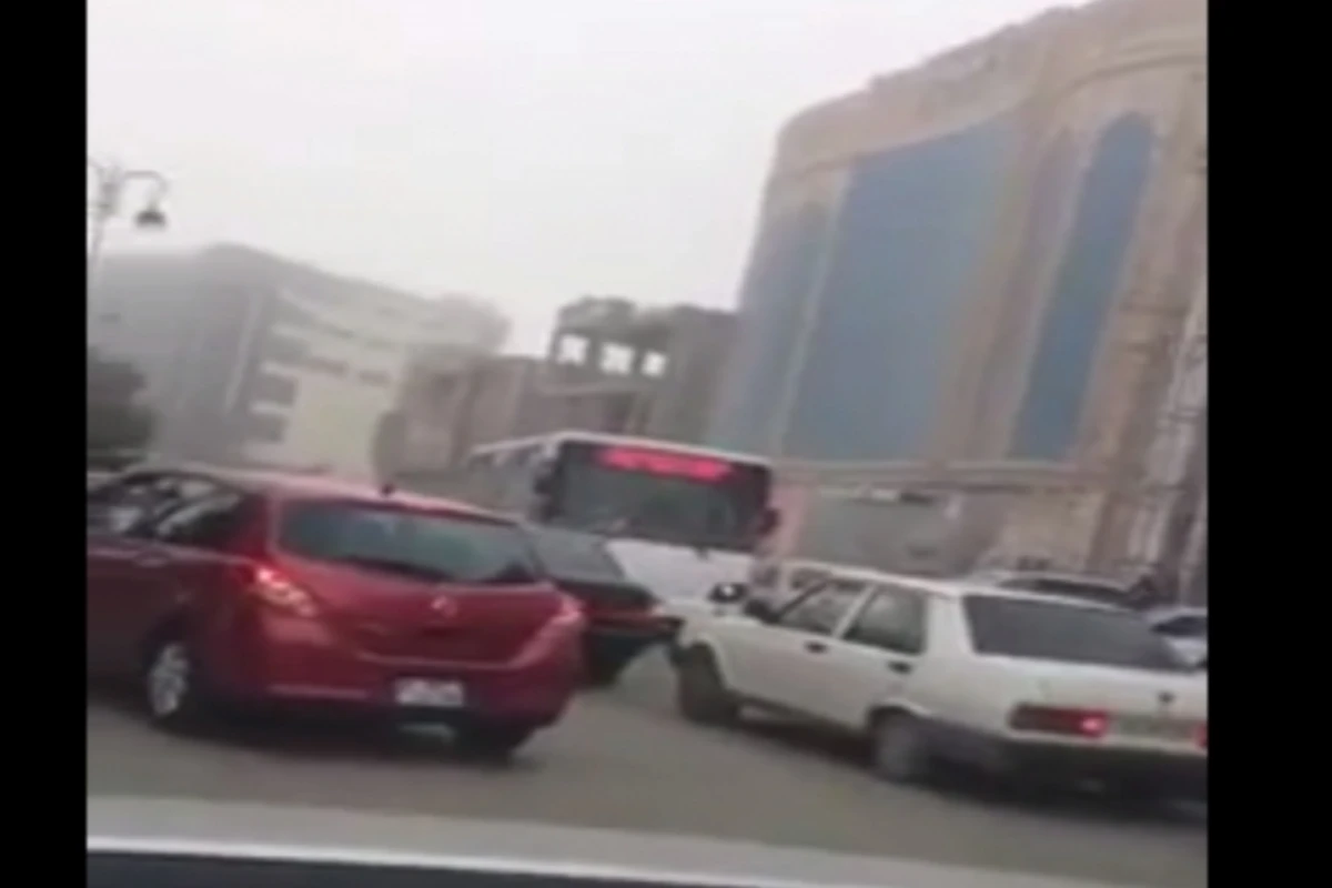 В Баку автобус с пассажирами промчался по встречной (видео) В Баку автобус с пассажирами промчался по встречной (видео)