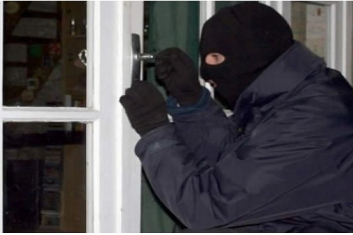 В Азербайджане у директора школы украли 28 тысяч долларов