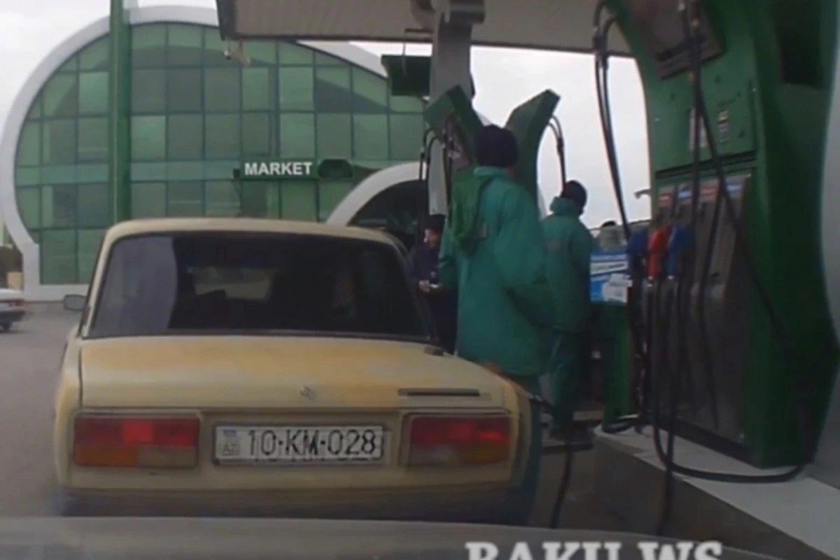В Баку водитель Жигулей чуть не взорвал заправку (видео)
