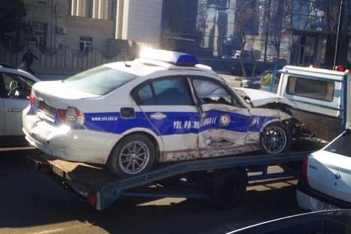 В Баку машина дорожной полиции совершила ДТП