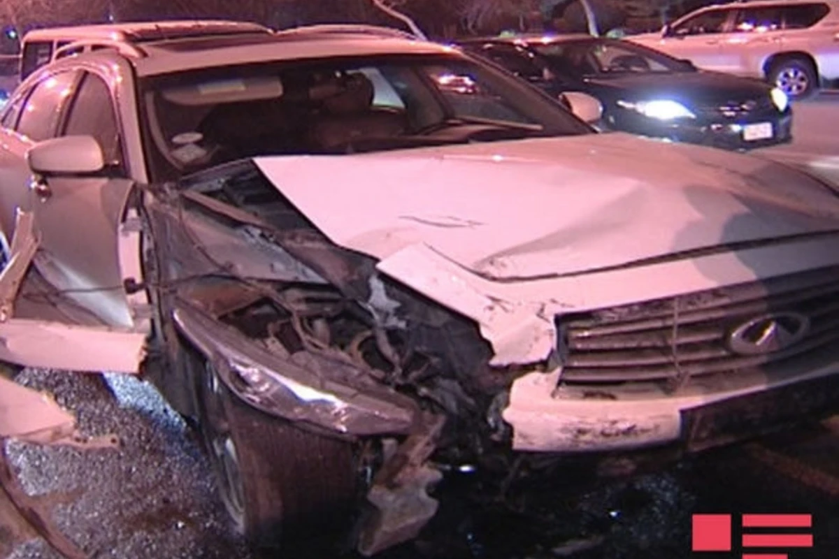 В Баку Infiniti столкнулся с легковушкой и автобусом
