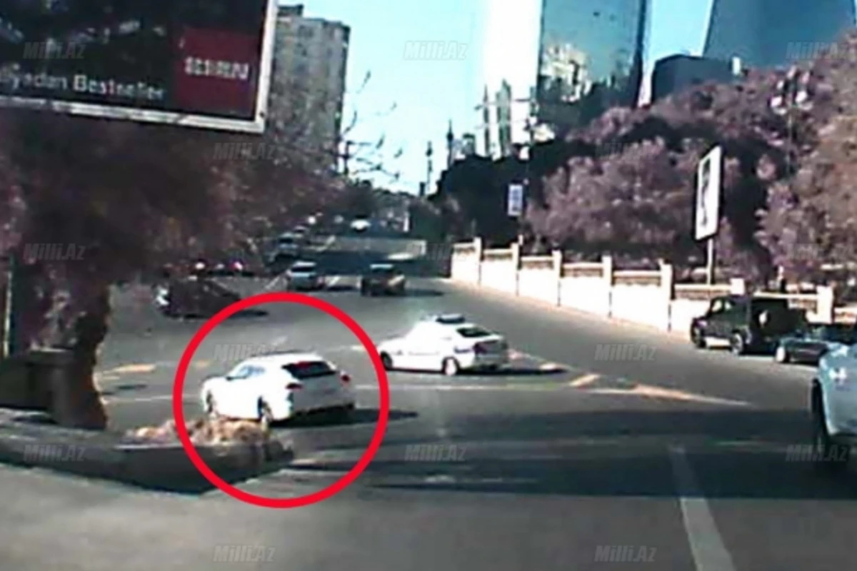 В Баку водитель Porsche грубо нарушил ПДД на глазах дорожной полиции (видео)