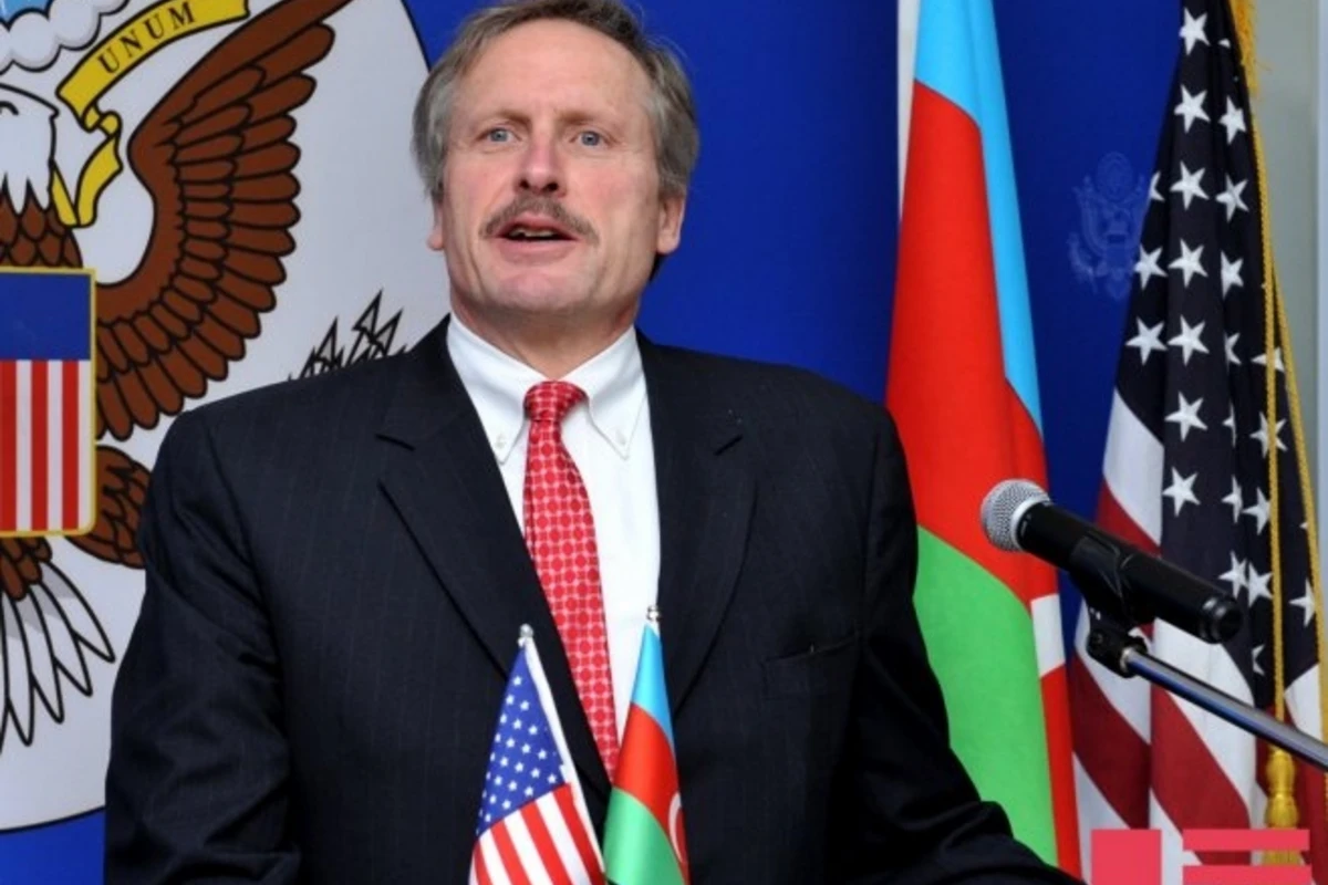 Посол США в Азербайджане очистил побережье в Баку