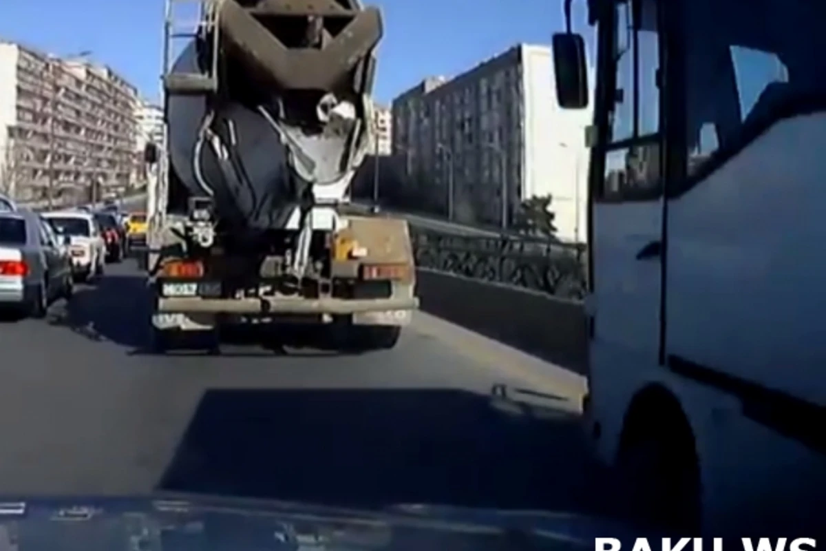 В Баку автобус врезался в бетономешалку (видео)