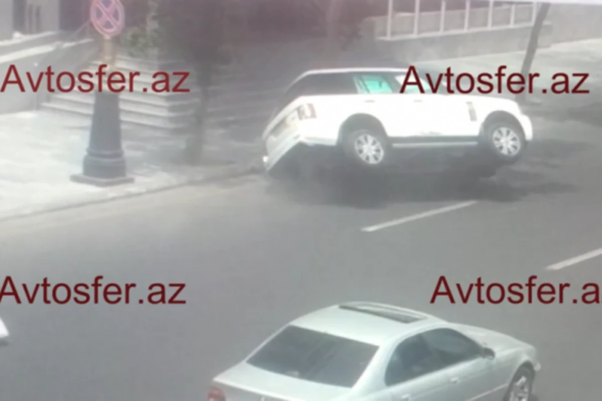 В центре Баку перевернулся Range Rover (видео)