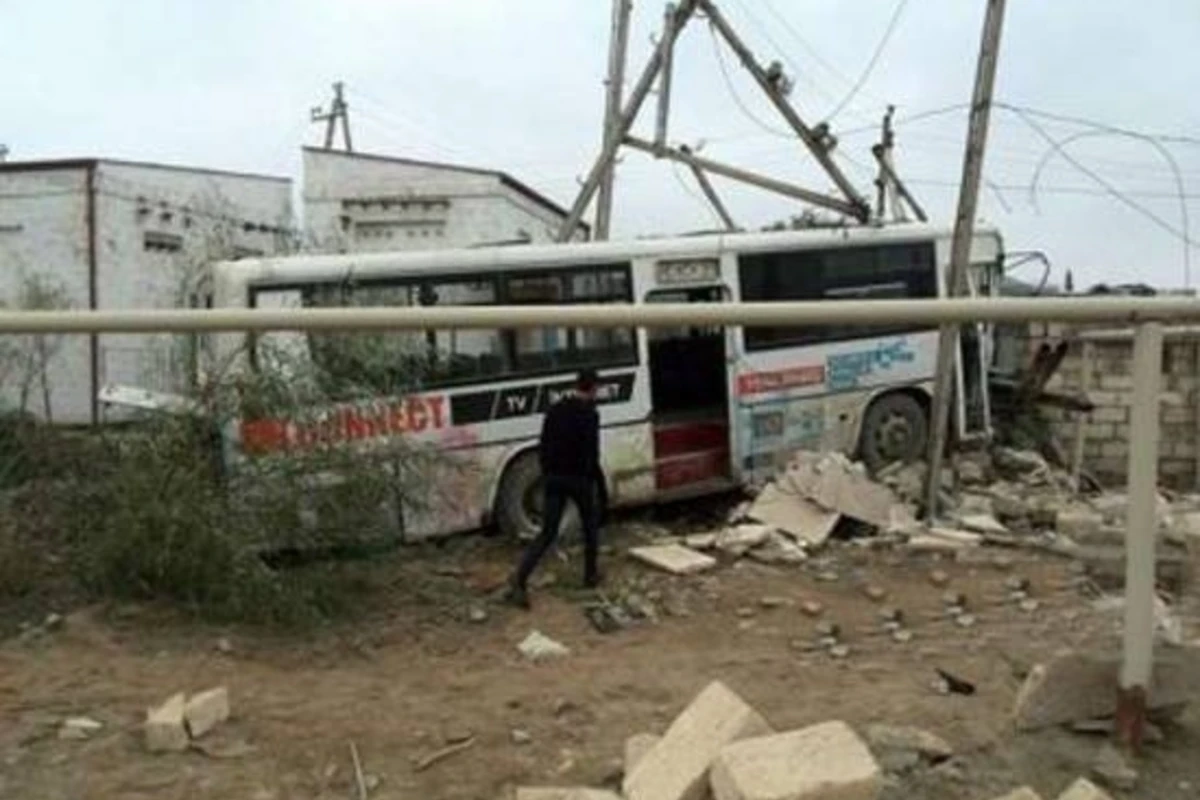 В Баку автобус врезался в жилой дом (видео)