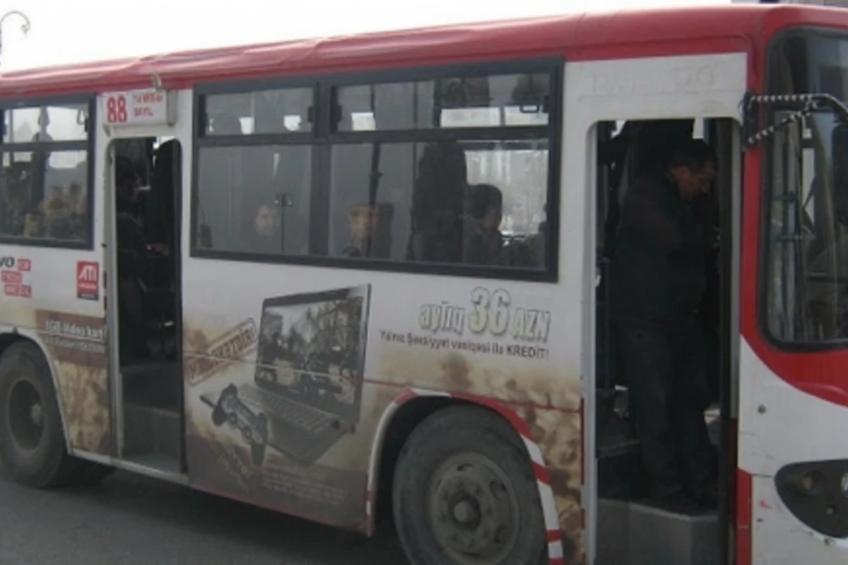Рекламные наклейки на бакинских автобусах ликвидируются