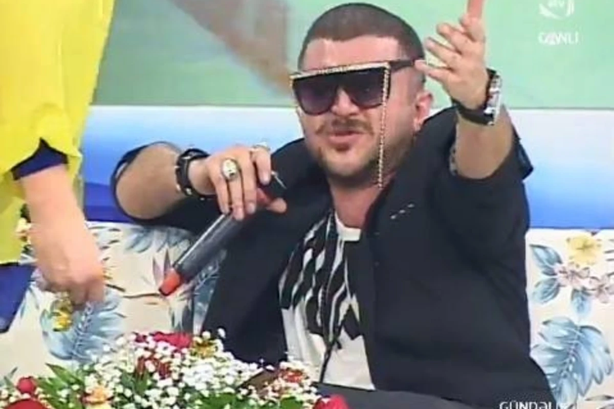 В прямом эфире ATV ведущая плюнула в лицо Рагиму Рагимли (видео)
