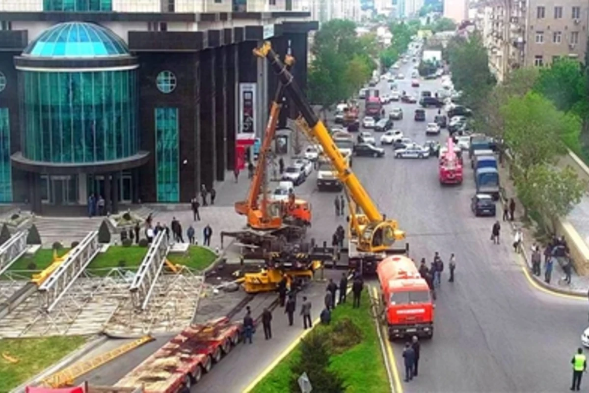 В Баку рухнул кран (видео)