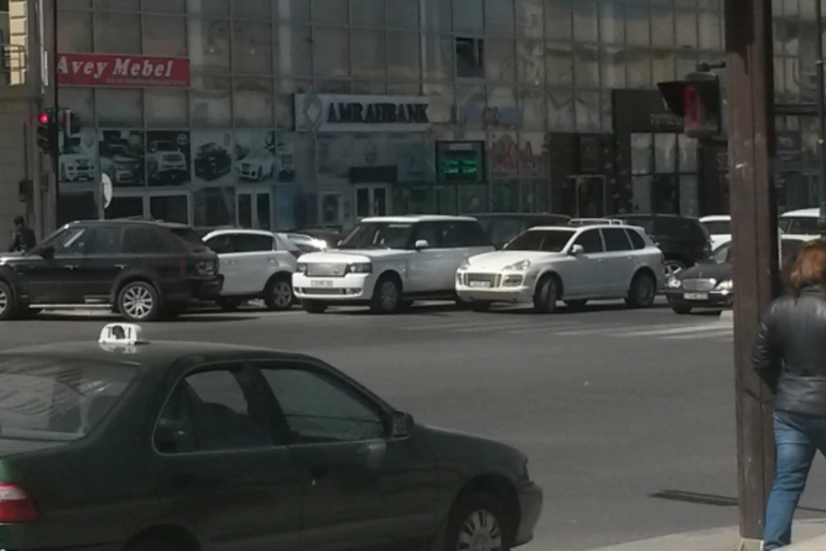 В Баку автомобили, выставленные на продажу,  мешают проезду
