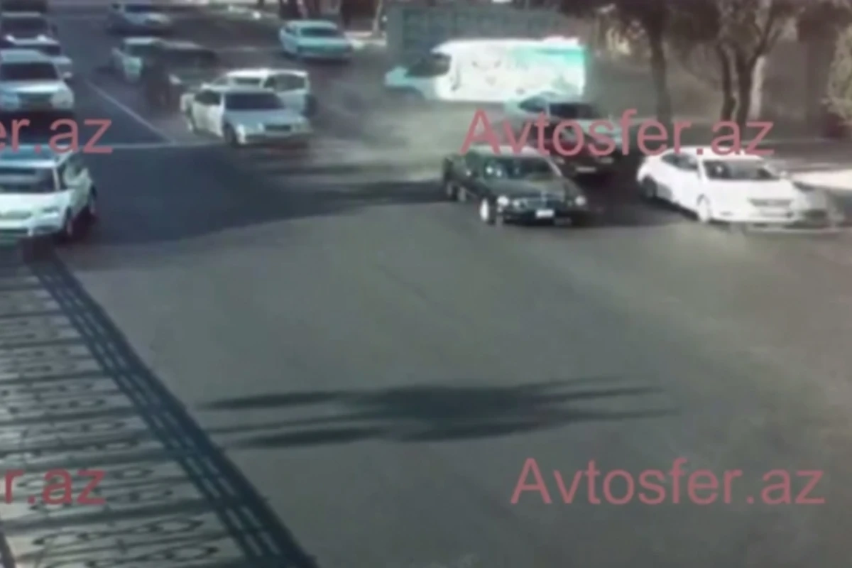 В Баку Shacman протаранил сразу 7 автомобилей (видео)