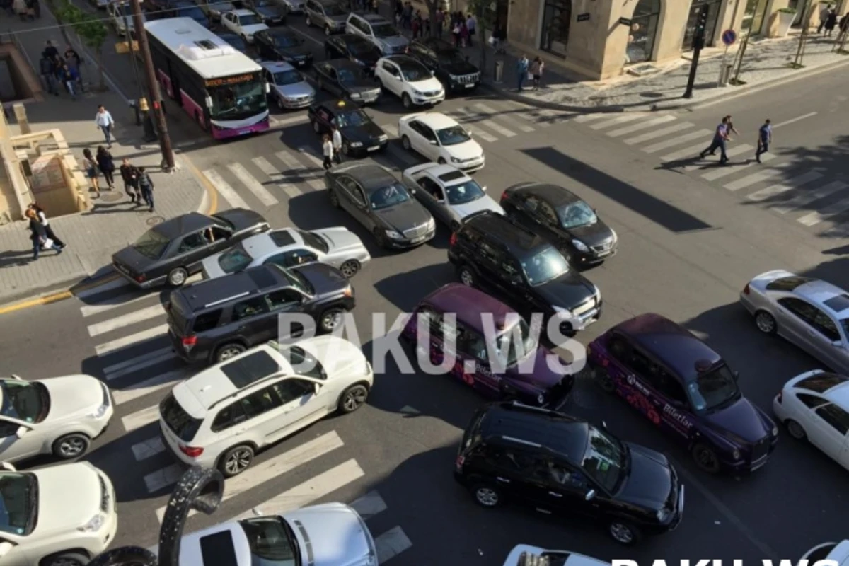 Движение в центре Баку парализовано (видео)