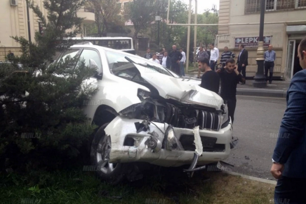 В Баку светофор сыграл злую шутку с водителями трех автомобилей