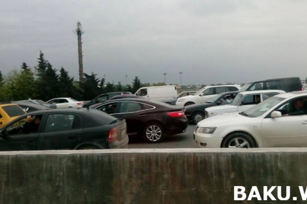 В районе Хырдаланского круга движение парализовано