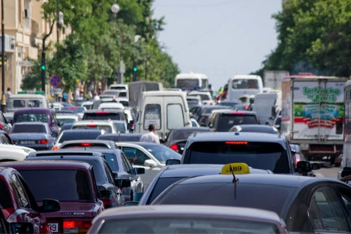 В центре Баку образовались автомобильные пробки