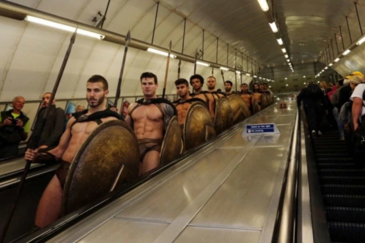 Необычный флешмоб: 300 спартанцев в лондонском метро