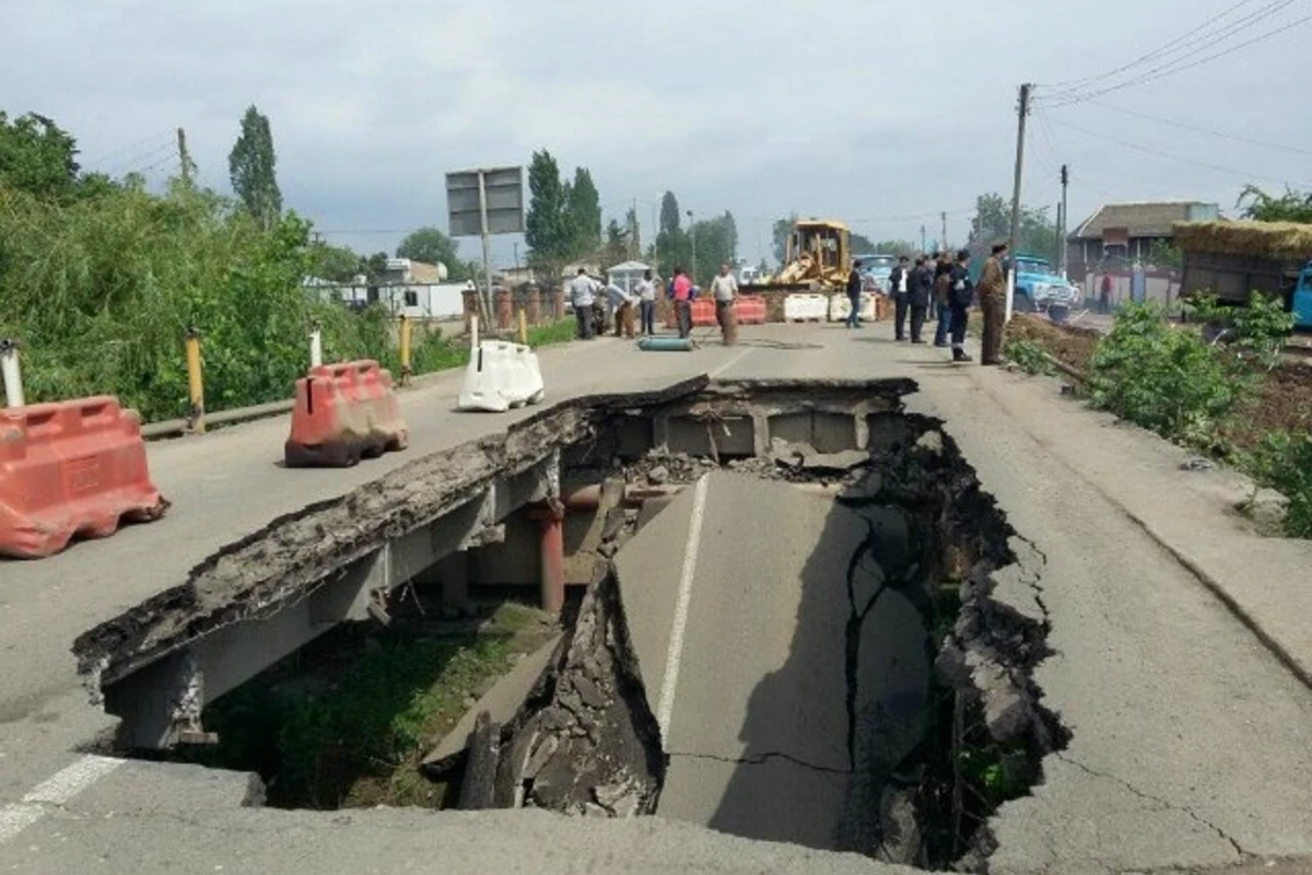 Рядом с рухнувшим мостом в Лянкяранском районе построена переправа
