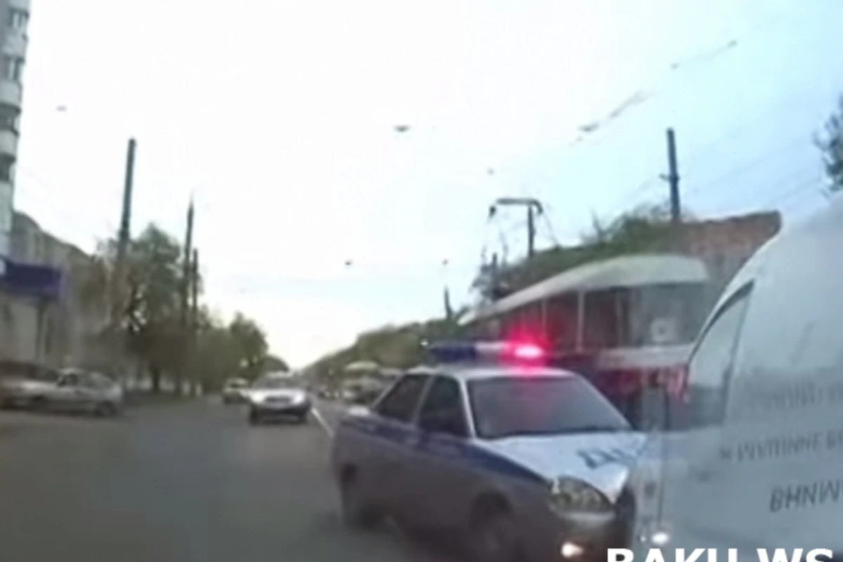 Джеки Чан курит в сторонке рядом с этим полицейским из России (видео)