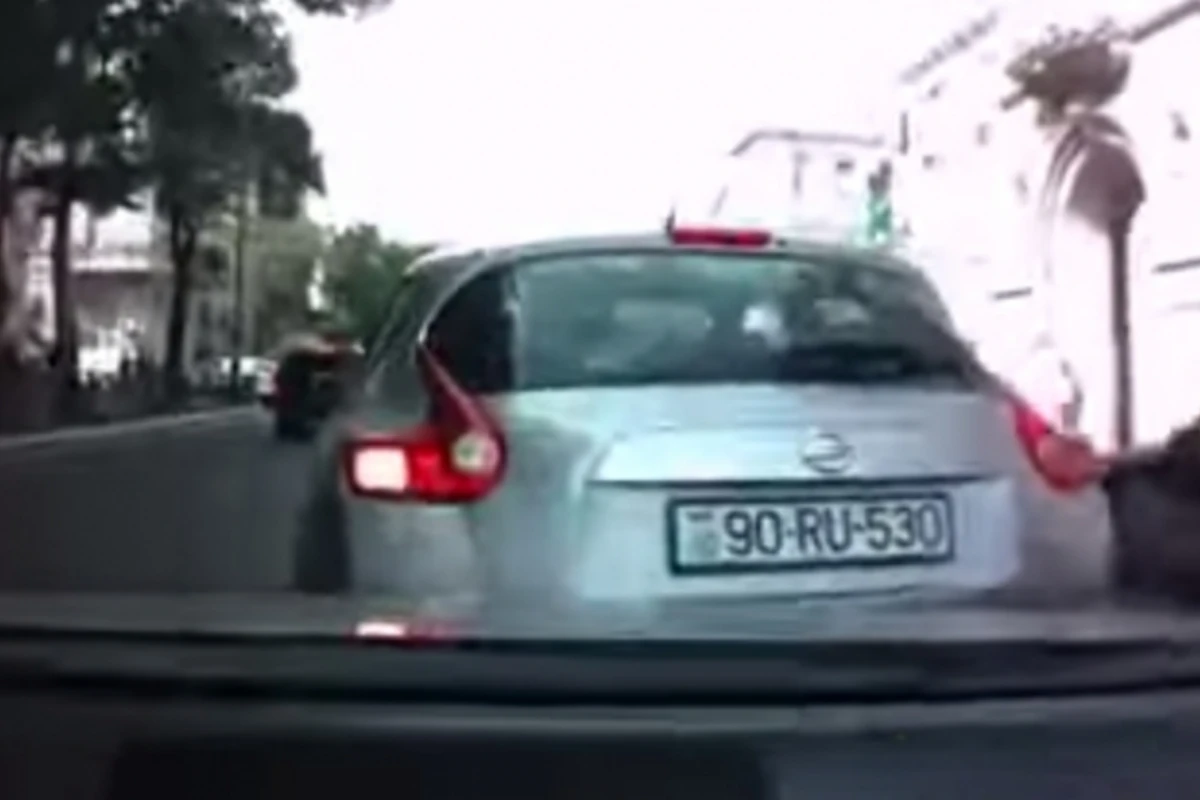 В центре Баку женщина-водитель попала в ДТП (видео)