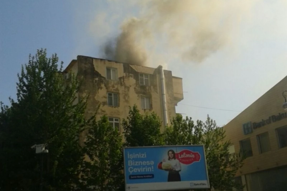 В Баку горит многоэтажное здание