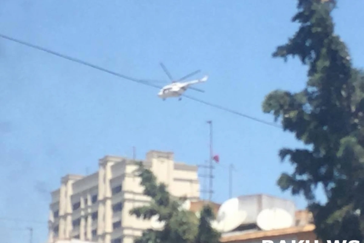 В горящем здании в Баку находится журналистка с грудным ребенком (видео)