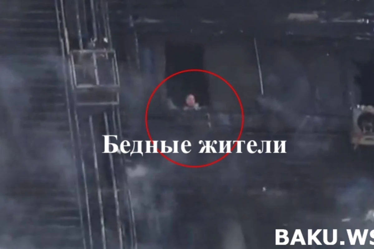 Заместители глав МЧС и МВД находятся в Баку на территории, где горит жилое здание (видео)