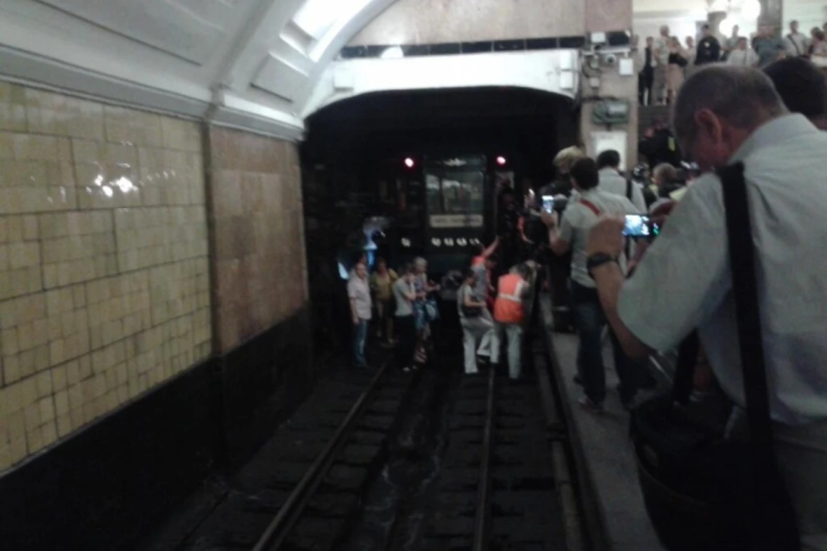 Несколько тысяч человек остались в тоннеле бакинского метро