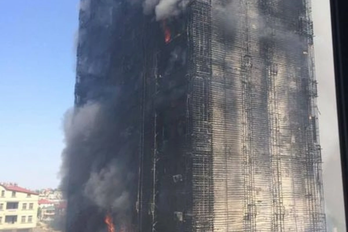 Обнародован список больниц, в которые размещены пострадавшие при пожаре в Баку граждане (видео)
