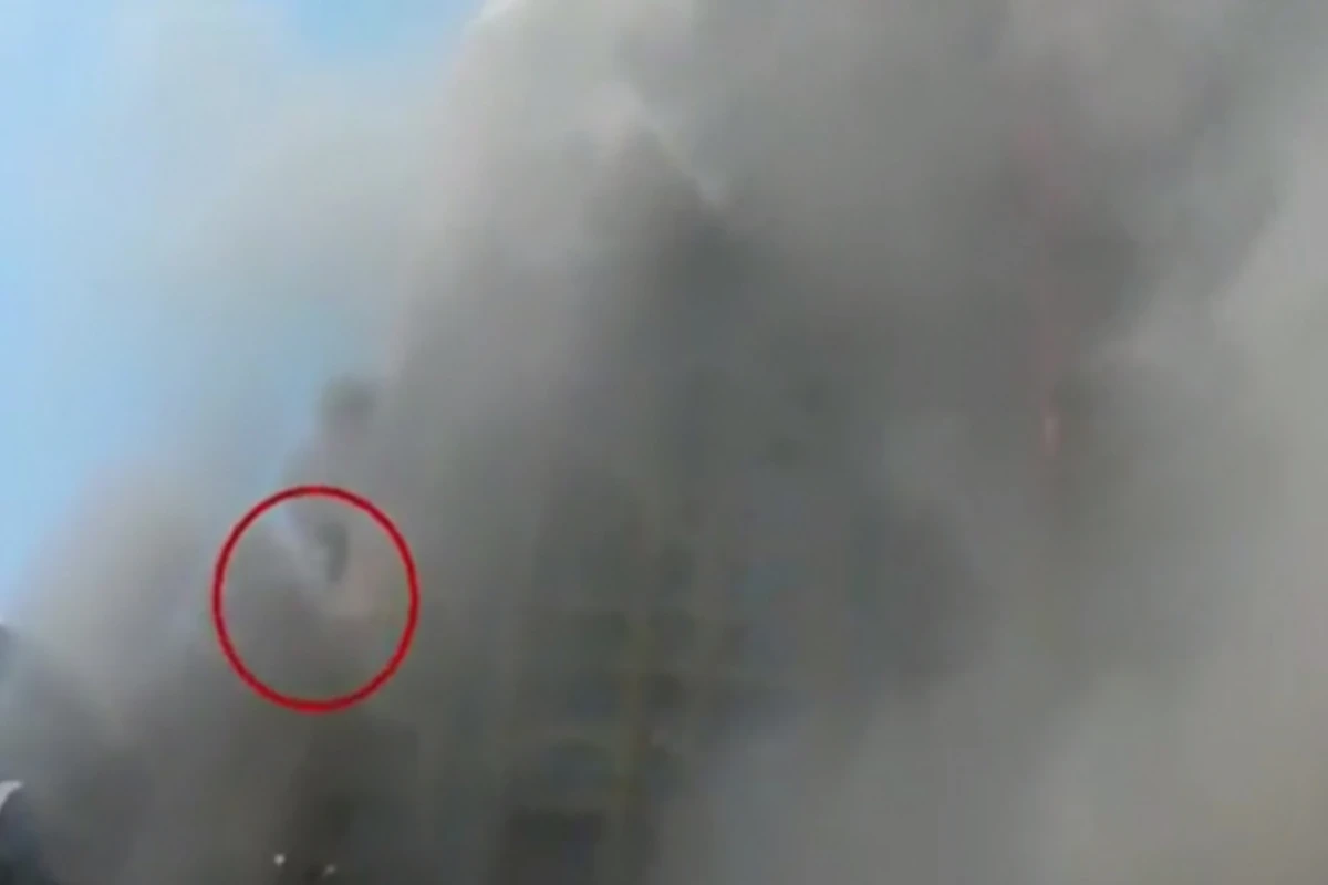 Yanğın zamanı özünü eyvandan atan gəncin görüntüsü yayıldı (video)