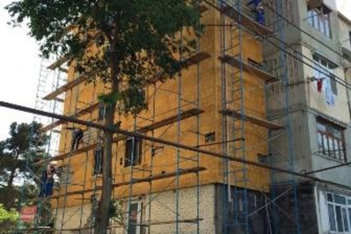 В Сумгайыте начали демонтировать пенопластовую облицовку зданий