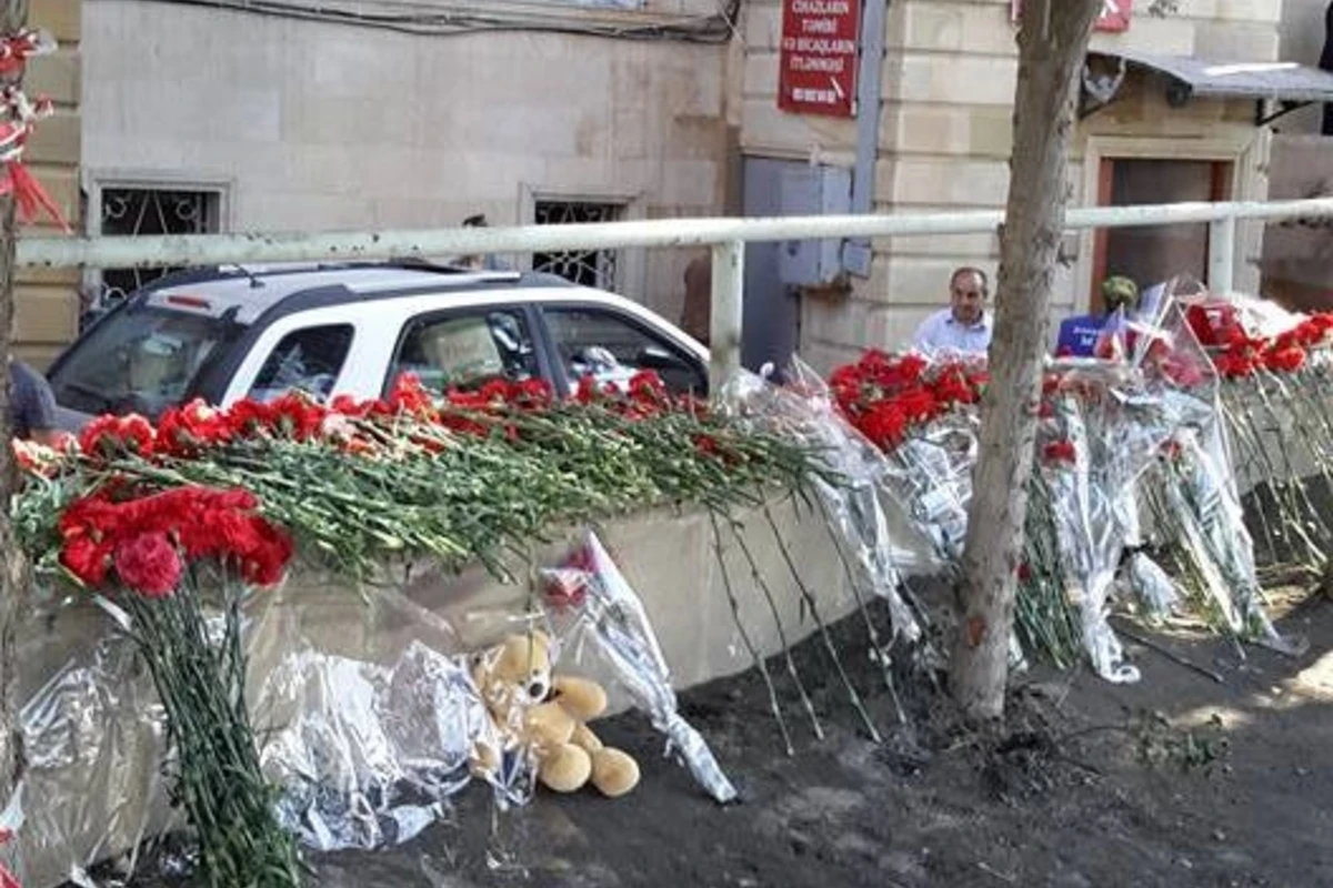 Жители Баку поминают погибших при пожаре (видео)