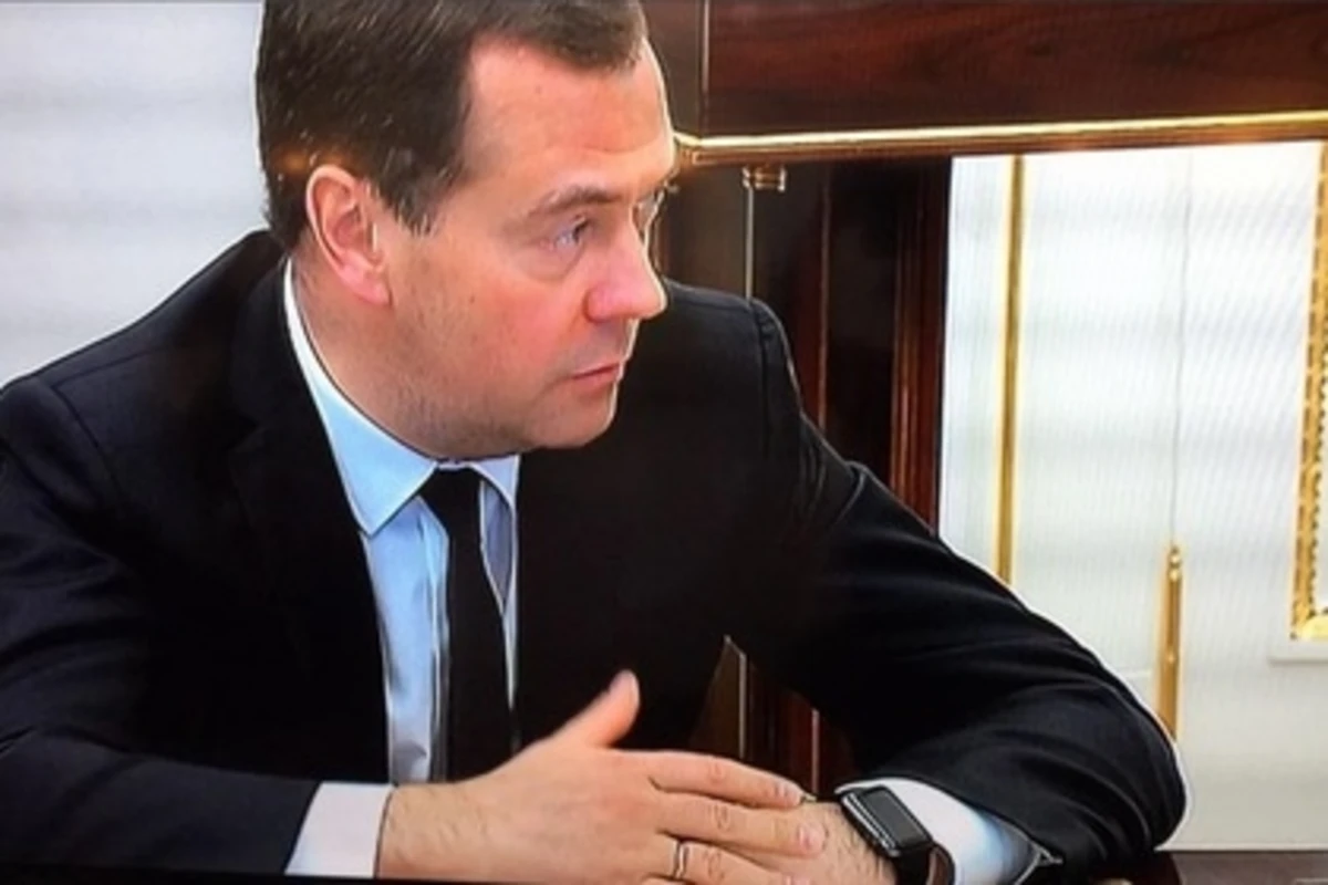 Медведев появился на совещании у Путина в часах Apple Watch