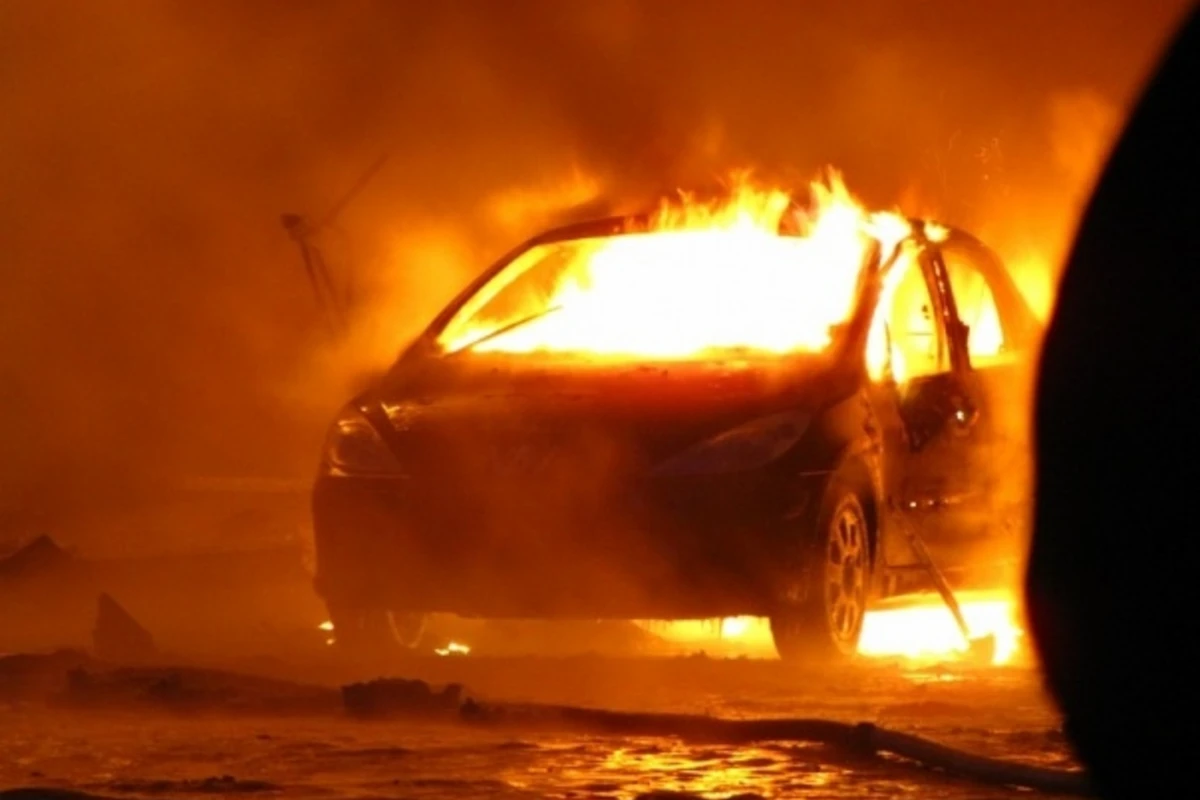 Этой ночью в Баку сгорели 3 автомобиля (видео)