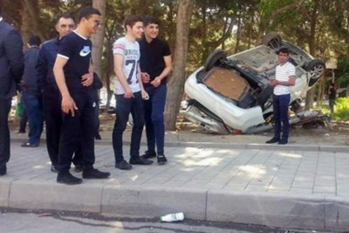В Баку водитель пожертвовал личным автомобилем, чтобы не сбить ребенка