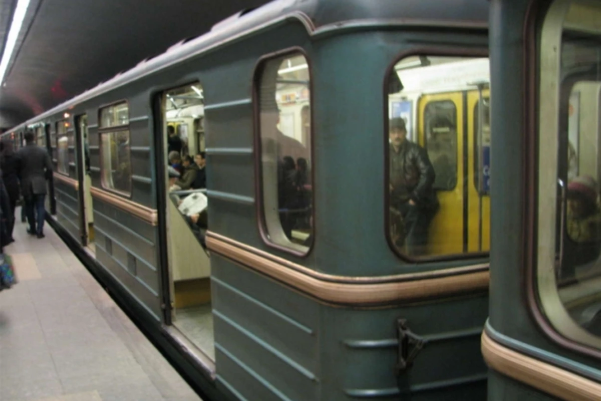 В метрополитене Баку вновь устанавливаются рекламные табло