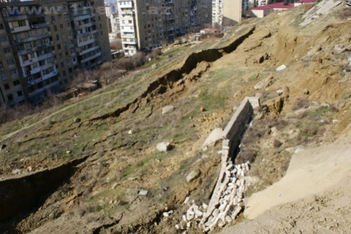 В Баку произошел оползень