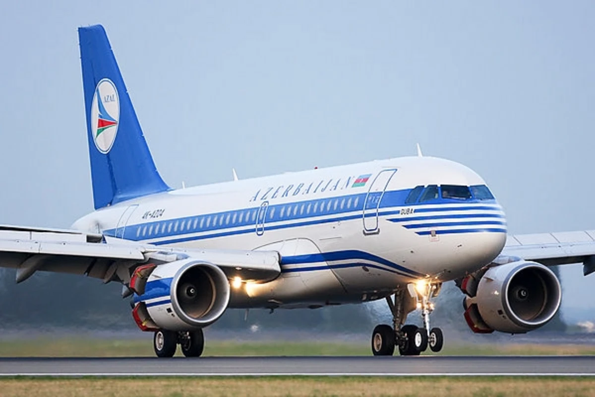 В аэропорту Берлина поврежден самолет компании AZAL