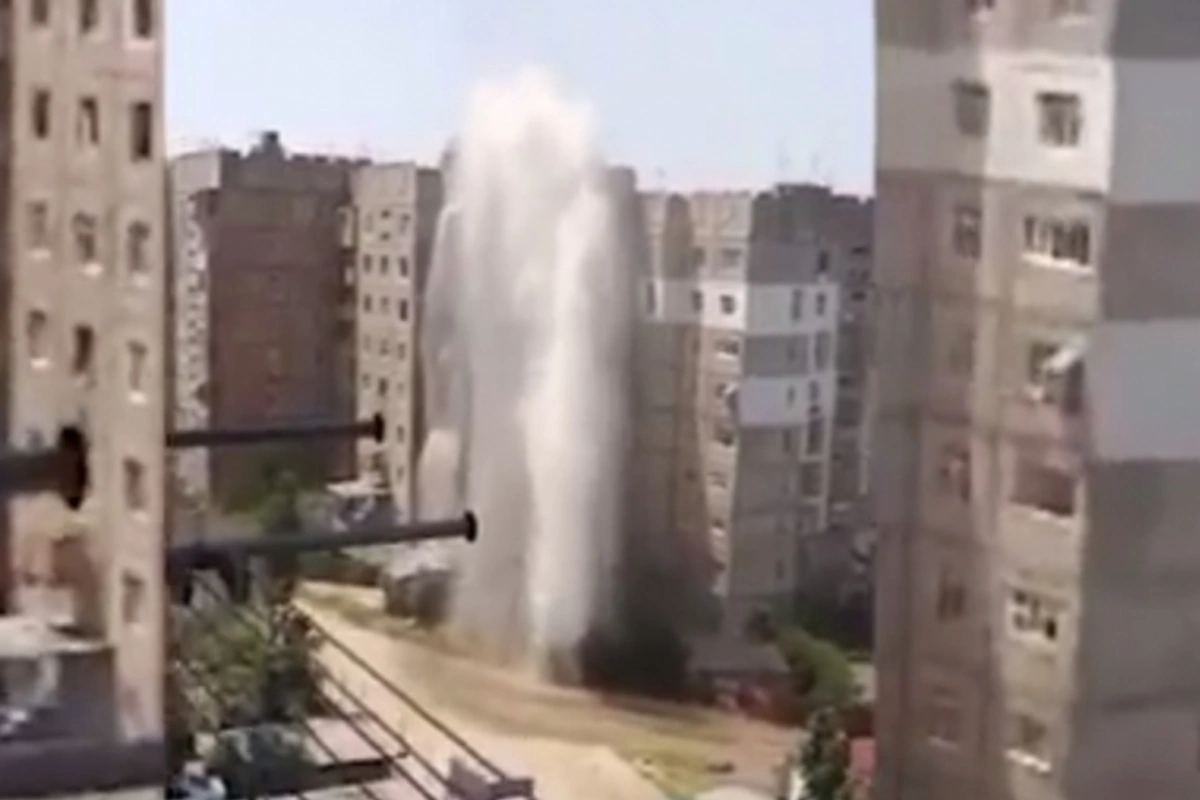 Срочно! В Баку столб воды из лопнувшей трубы затопляет жилые квартиры (видео) Срочно! В Баку столб воды из лопнувшей трубы затопляет жилые квартиры (видео)