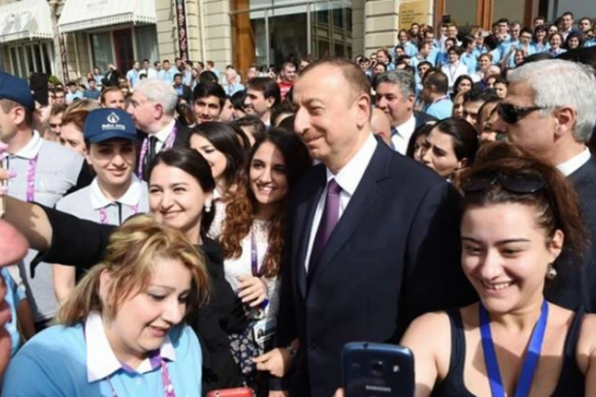 Молодежь сделала селфи с президентом Азербайджана