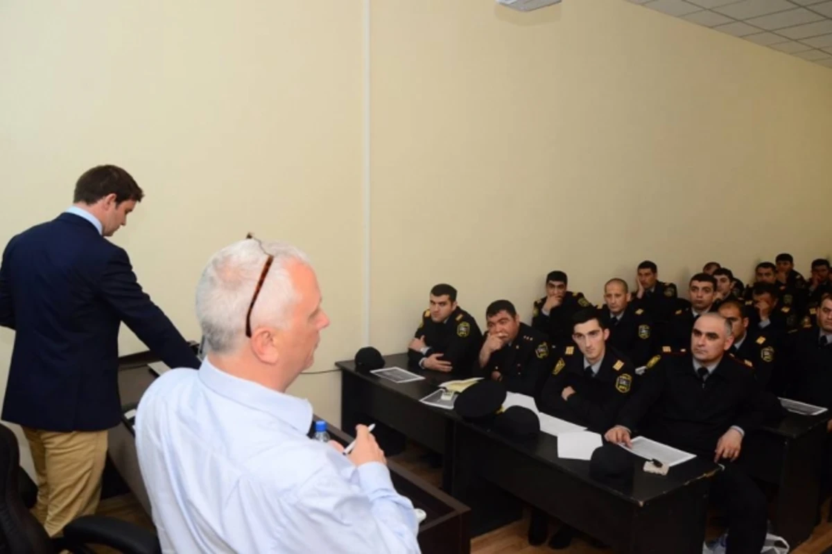 Полицейских Бакинского метрополитена обучают иностранные специалисты