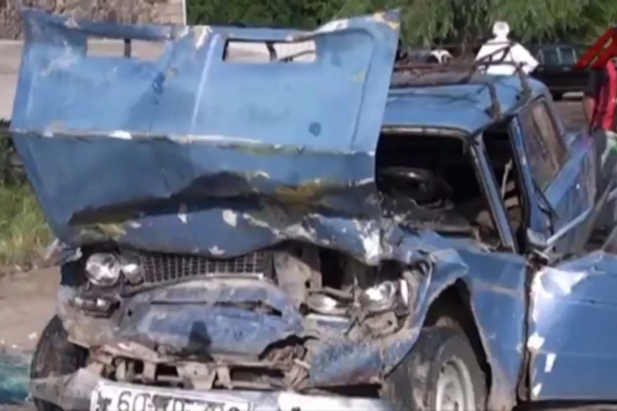 В Товузе столкнулись ВАЗ и Мерседес (видео) В Товузе столкнулись ВАЗ и Мерседес (видео)