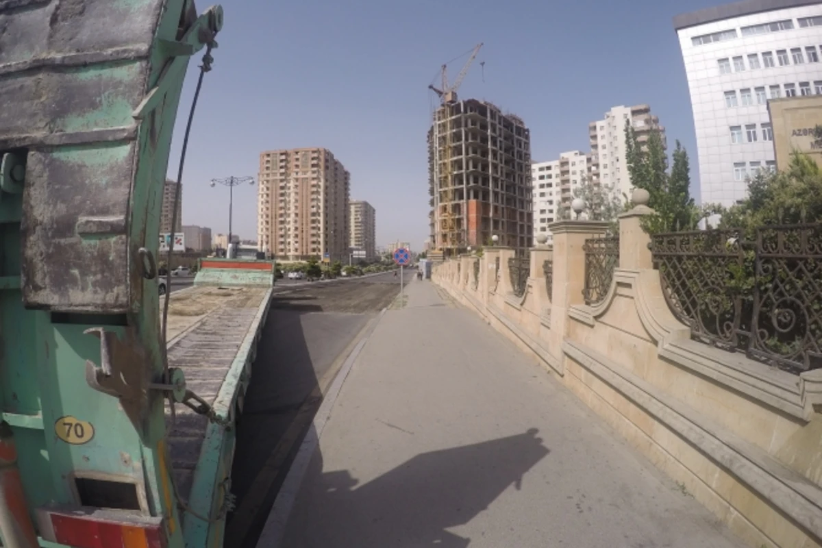 В Баку закрыта второстепенная дорога на улице А. Саламзаде В Баку закрыта второстепенная дорога на улице А. Саламзаде