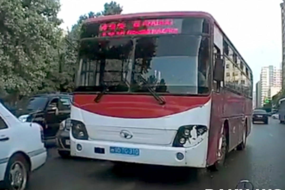В Баку водители автобусов продолжают спекулировать жизнями пассажиров (видео)