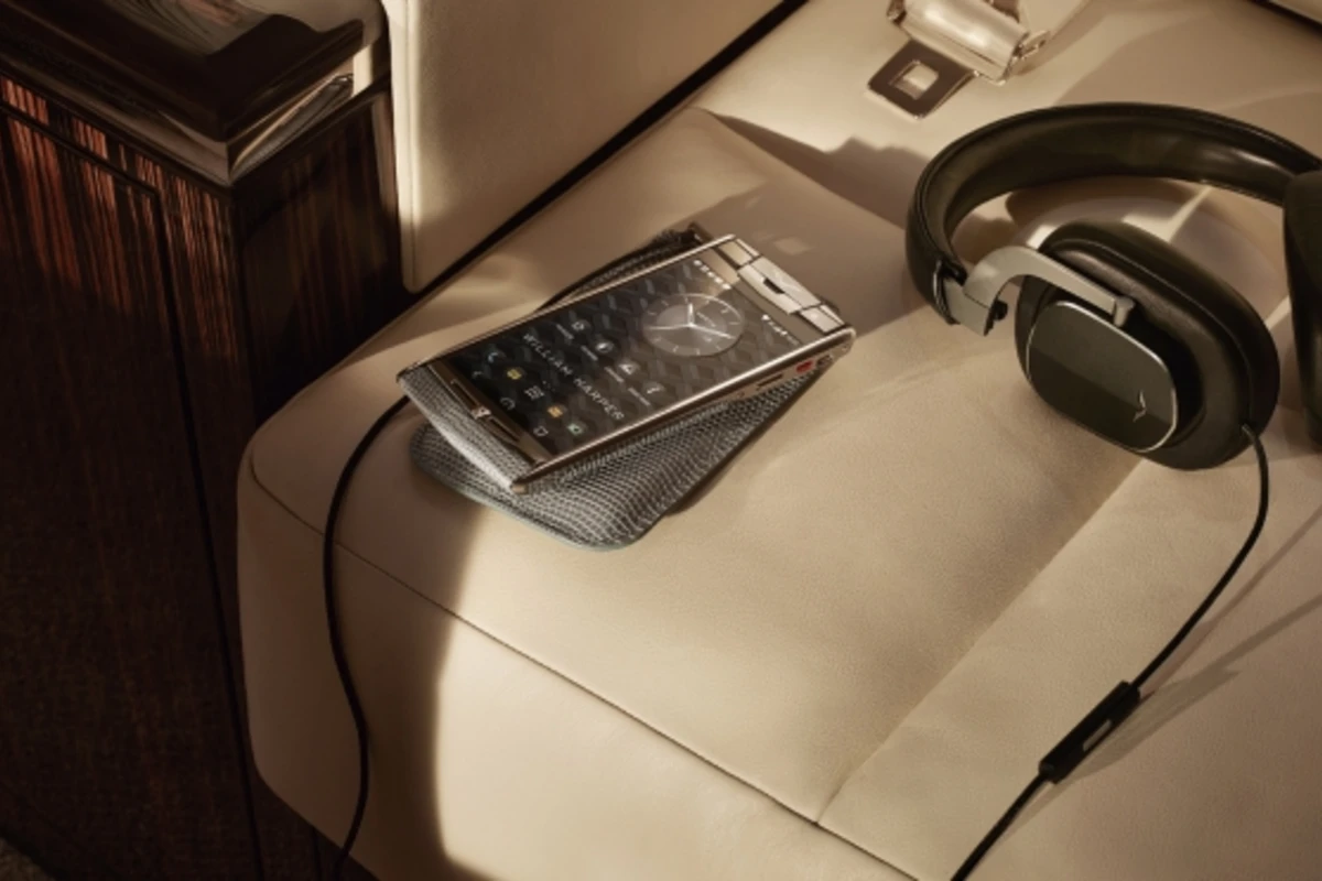Новая линейка престижных смартфонов Vertu с кожей ящерицы