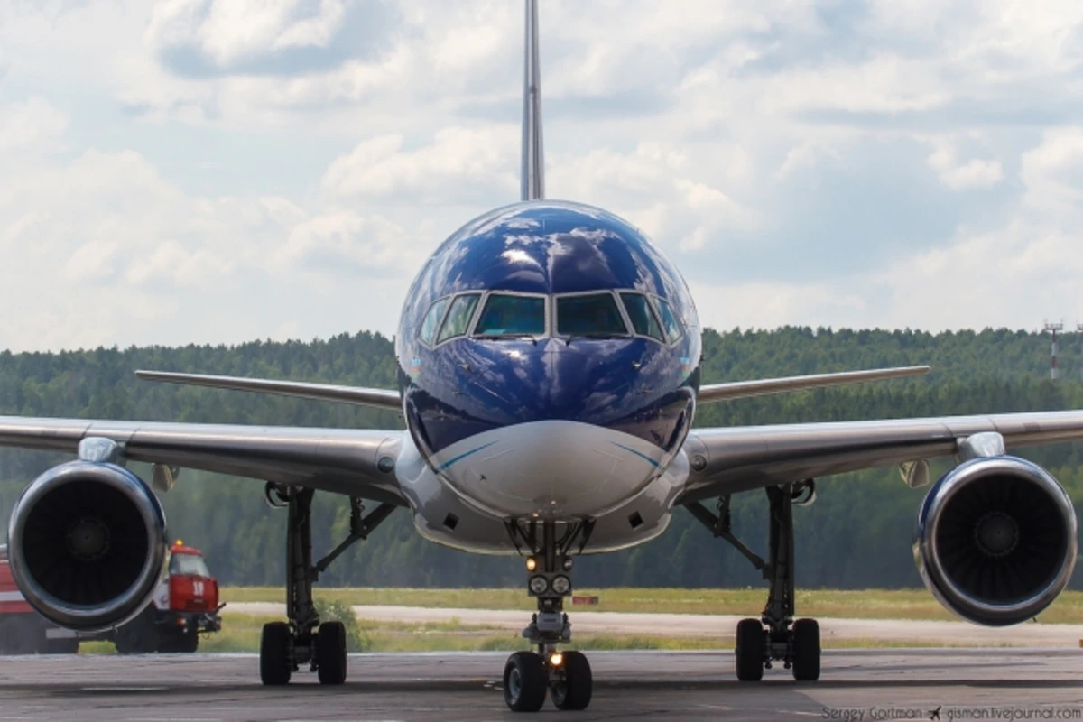 Боинг-757 Азербайджанских авиалиний совершил экстренную посадку