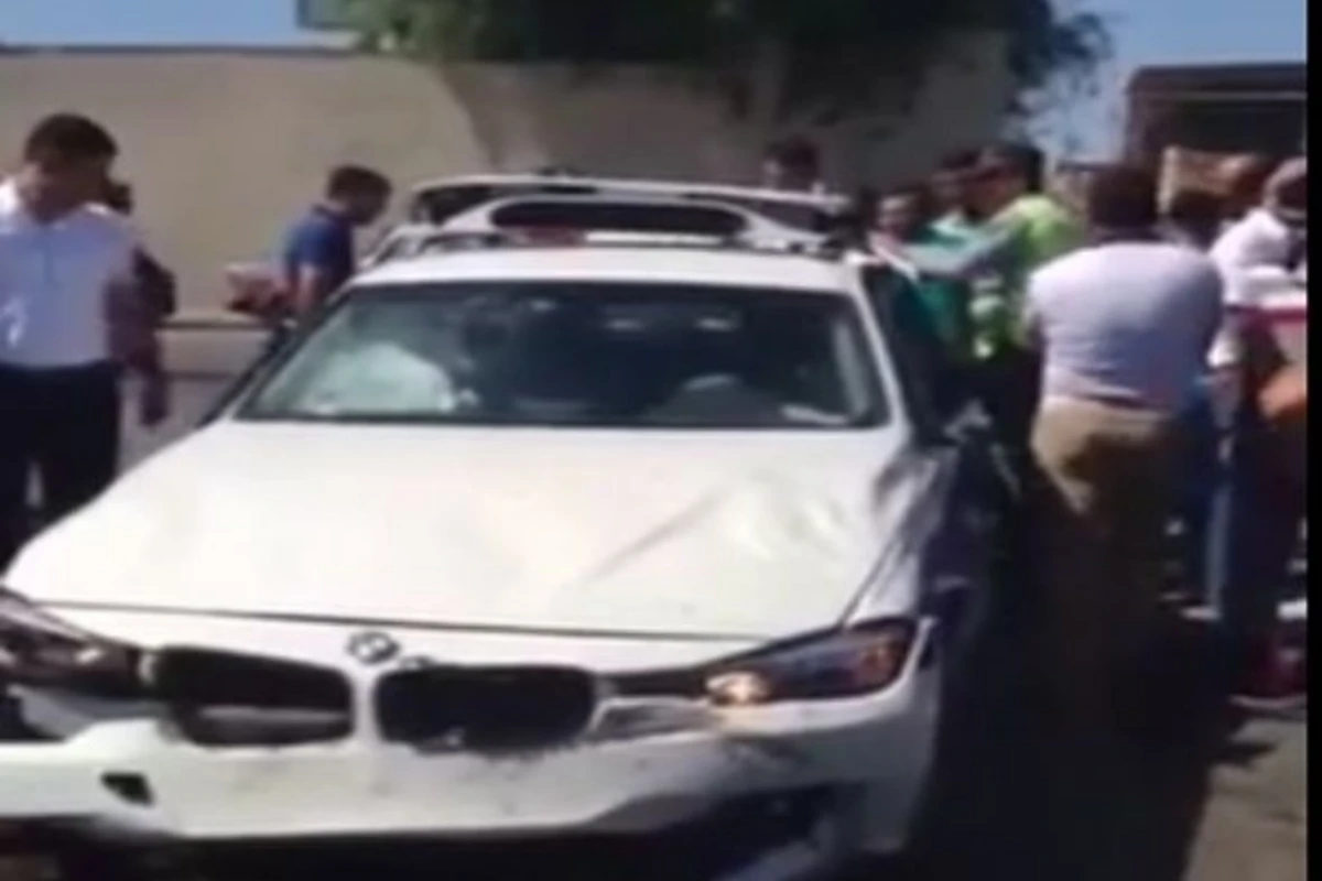 В Баку автомобиль дорожной полиции попал в ДТП (видео) В Баку автомобиль дорожной полиции попал в ДТП (видео)