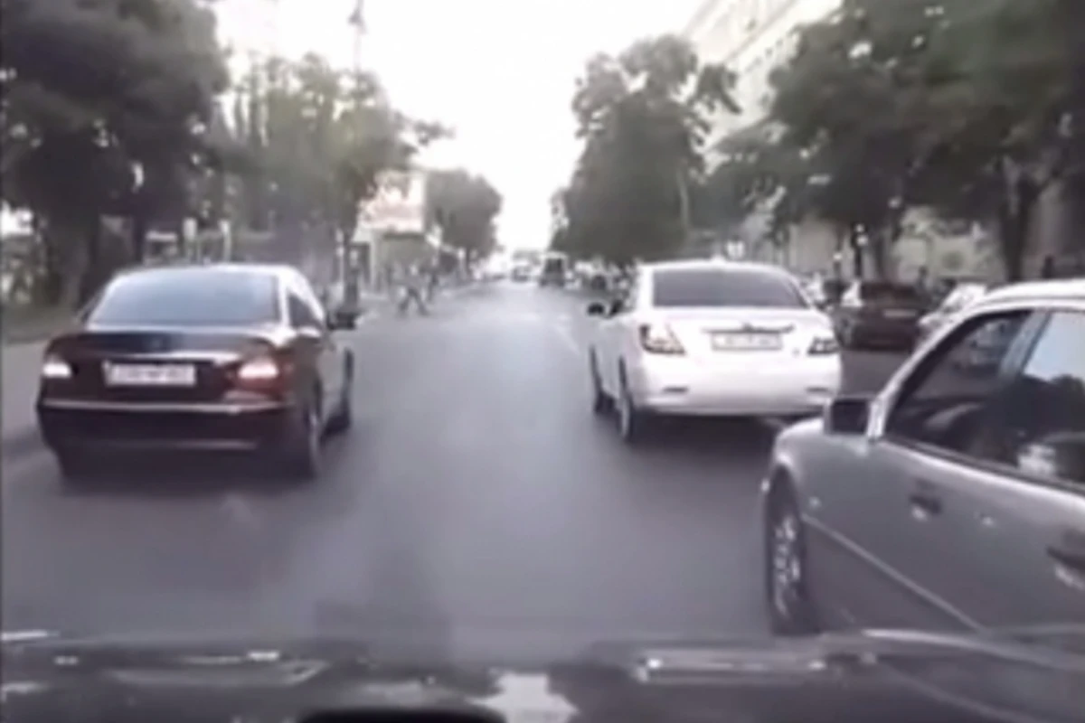 Несоблюдение дистанции привело к очередной аварии в Баку (видео) Несоблюдение дистанции привело к очередной аварии в Баку (видео)
