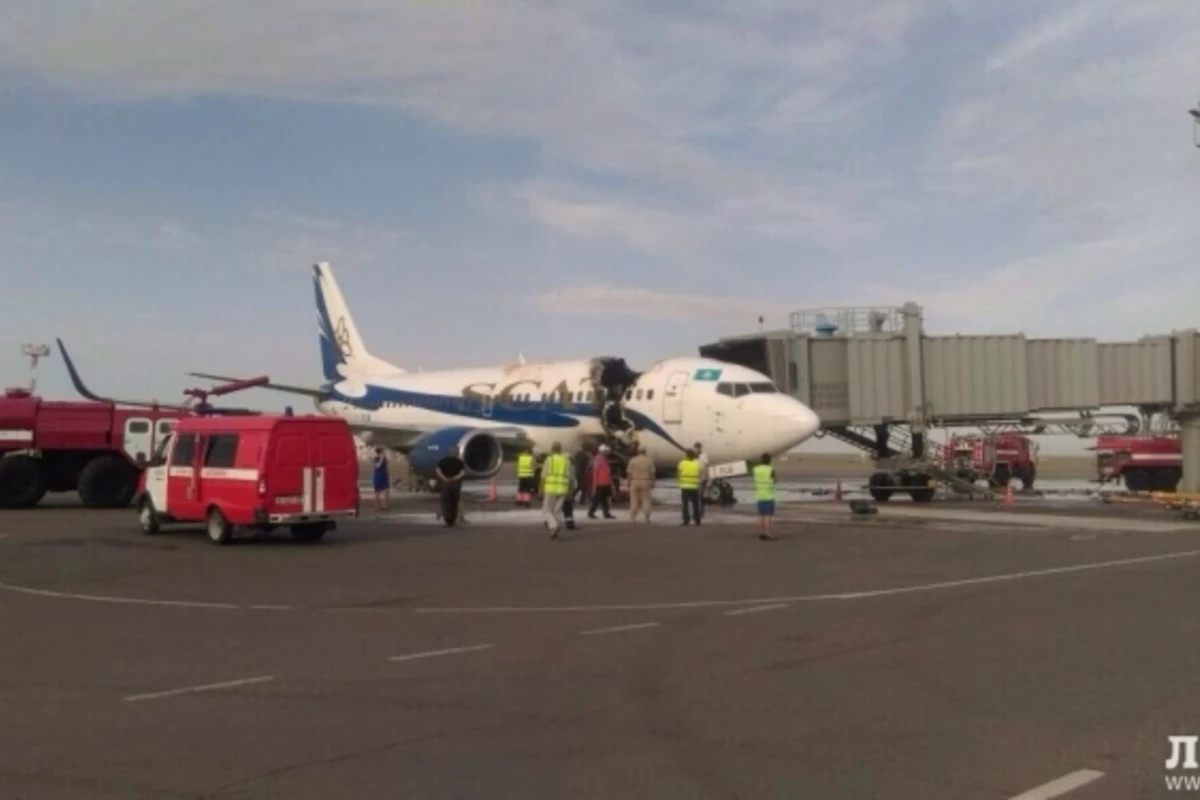 В аэропорту загорелся пассажирский самолет (видео)